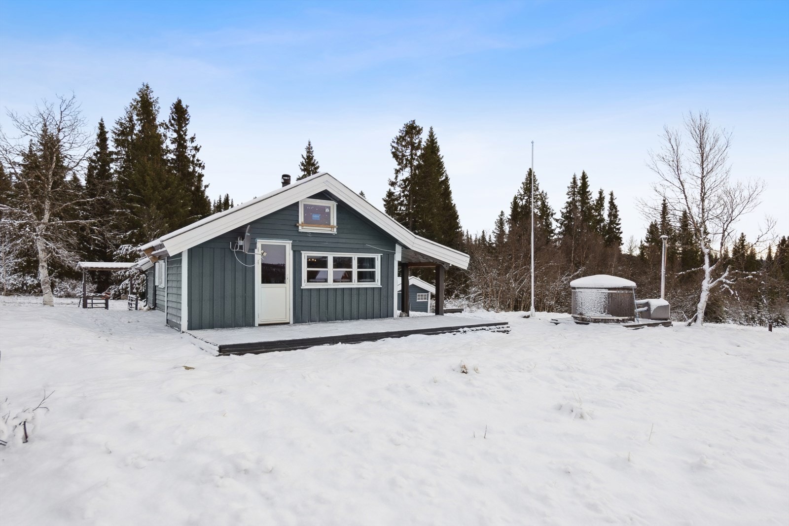 Uteområdet består av en overbygd veranda på ca. 21 m² mot vest. Galleribilde