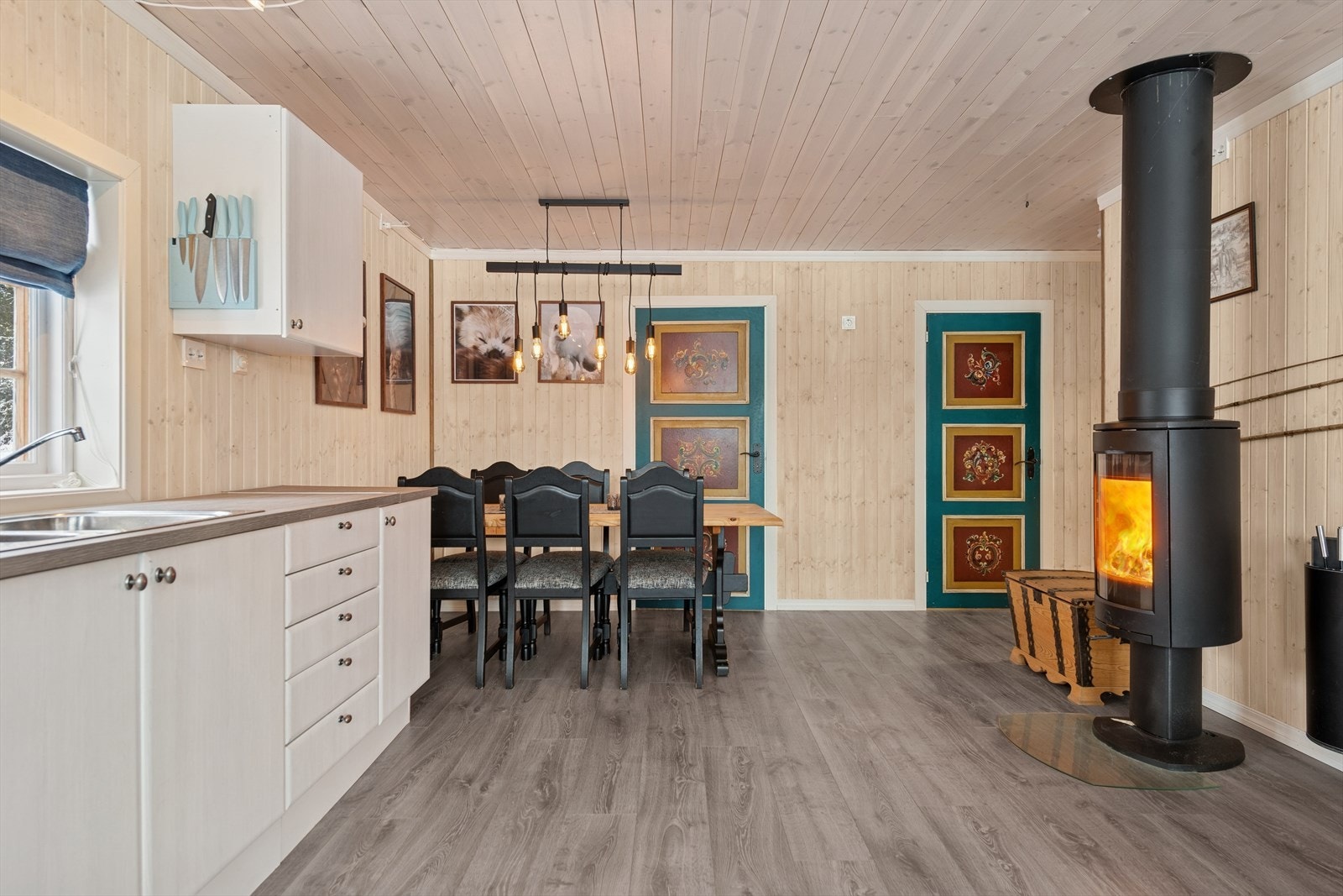 Det er oppvaskkum med avløp til nedgravd tank, men uten tilkoblet vann. Galleribilde