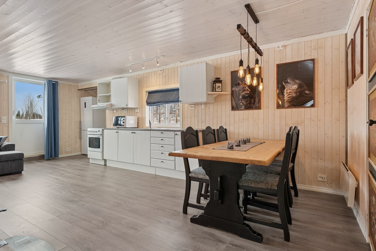 Innredningen har nisjer til frittstående hvitevarer som komfyr og kjøleskap. Galleribilde