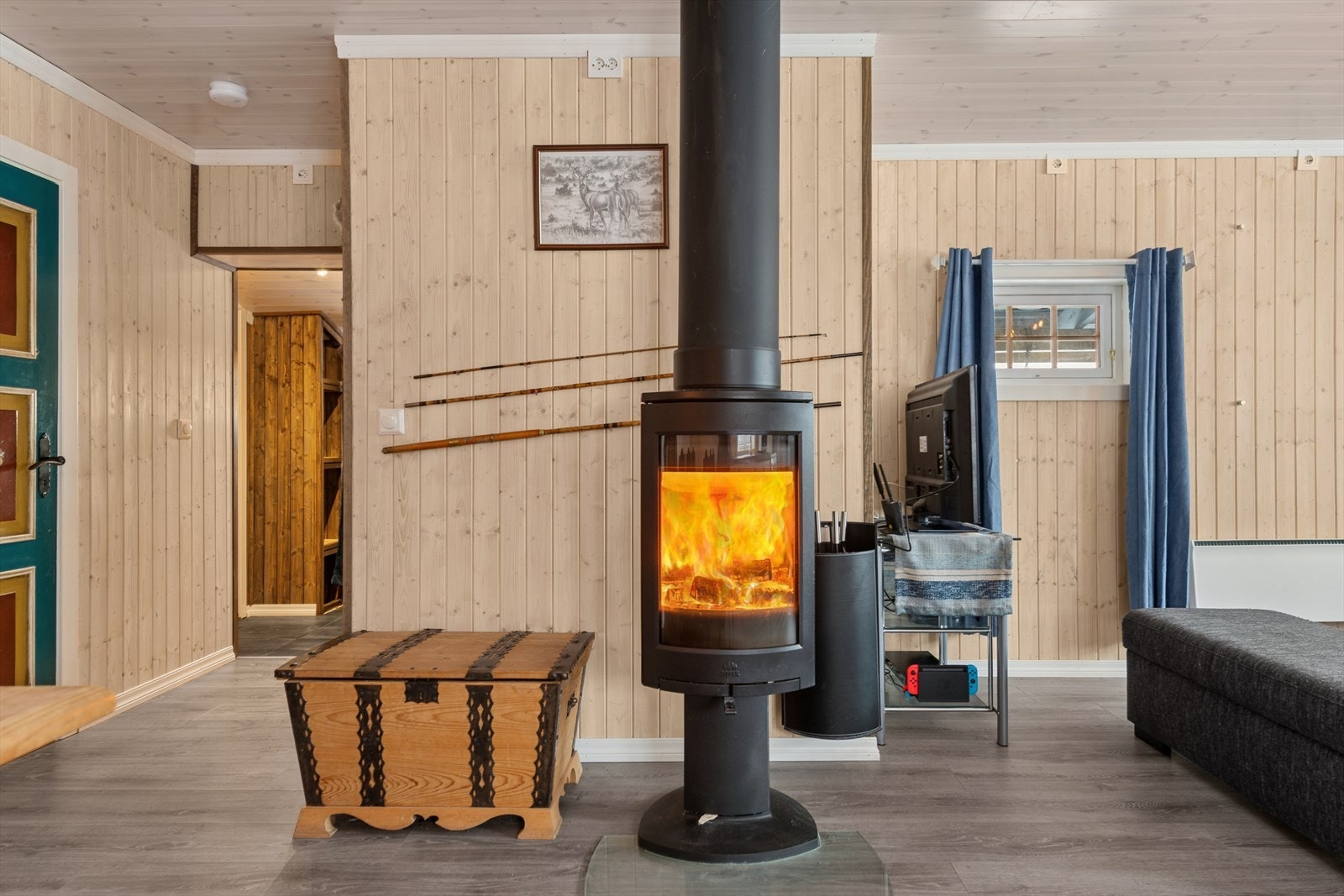 En moderne peis fra 2022 som gir god varme på kjølige dager. Galleribilde