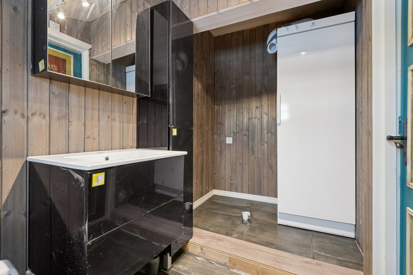 Sanitærrommet er fra 2022 og har beiset panel på veggene samt flislagt gulv med elektriske varmekabler. Galleribilde