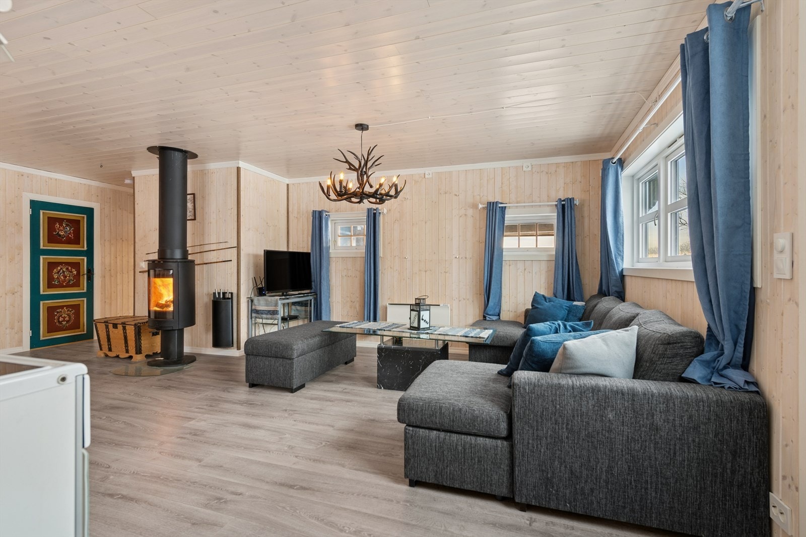 Stuen har store vindusflater som slipper inn godt med naturlig lys. Galleribilde