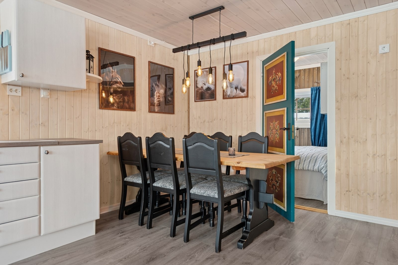 Hytta har pent laminatgulv og trepanel på veggene, noe som gir et helhetlig og lunt uttrykk. Galleribilde