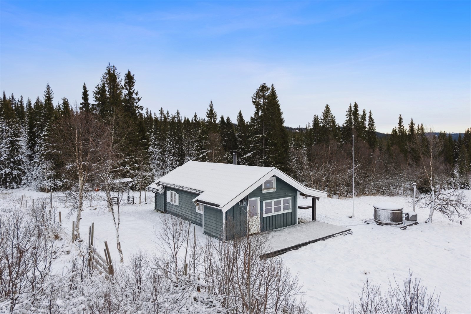 Snakholvegen 24 er en koselig fritidseiendom beliggende i naturskjønne Gausdal Vestfjell. Galleribilde