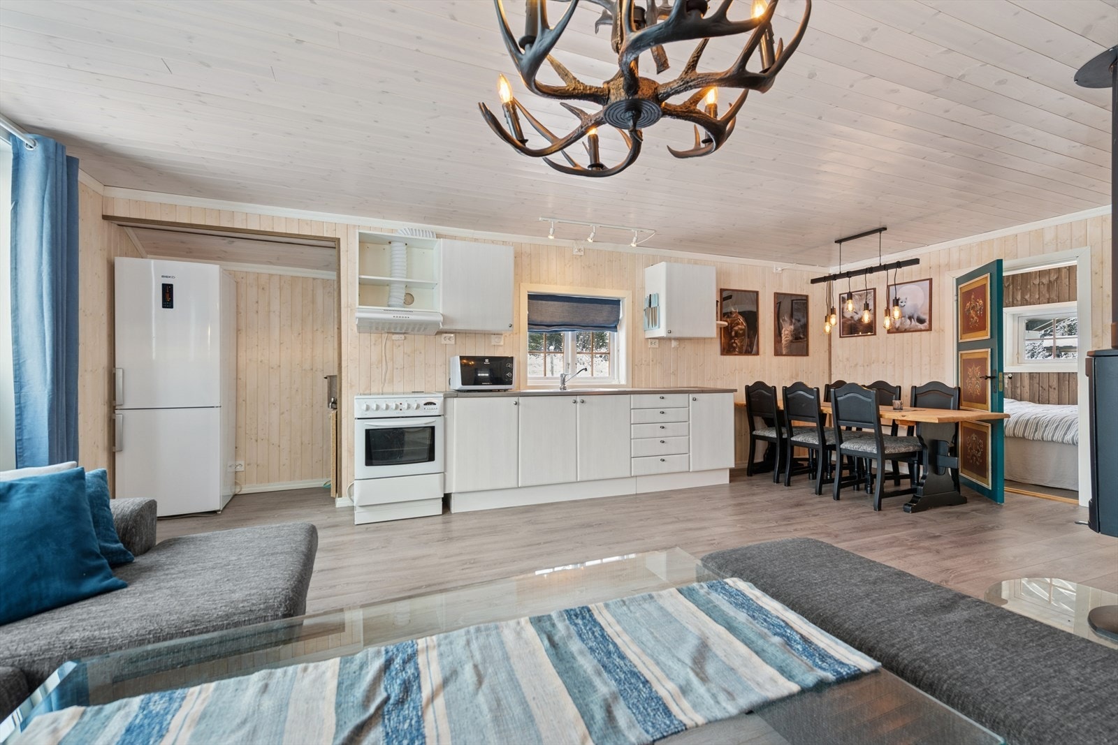 Kjøkkenet ligger i en åpen og sosial løsning mot stuen. Galleribilde