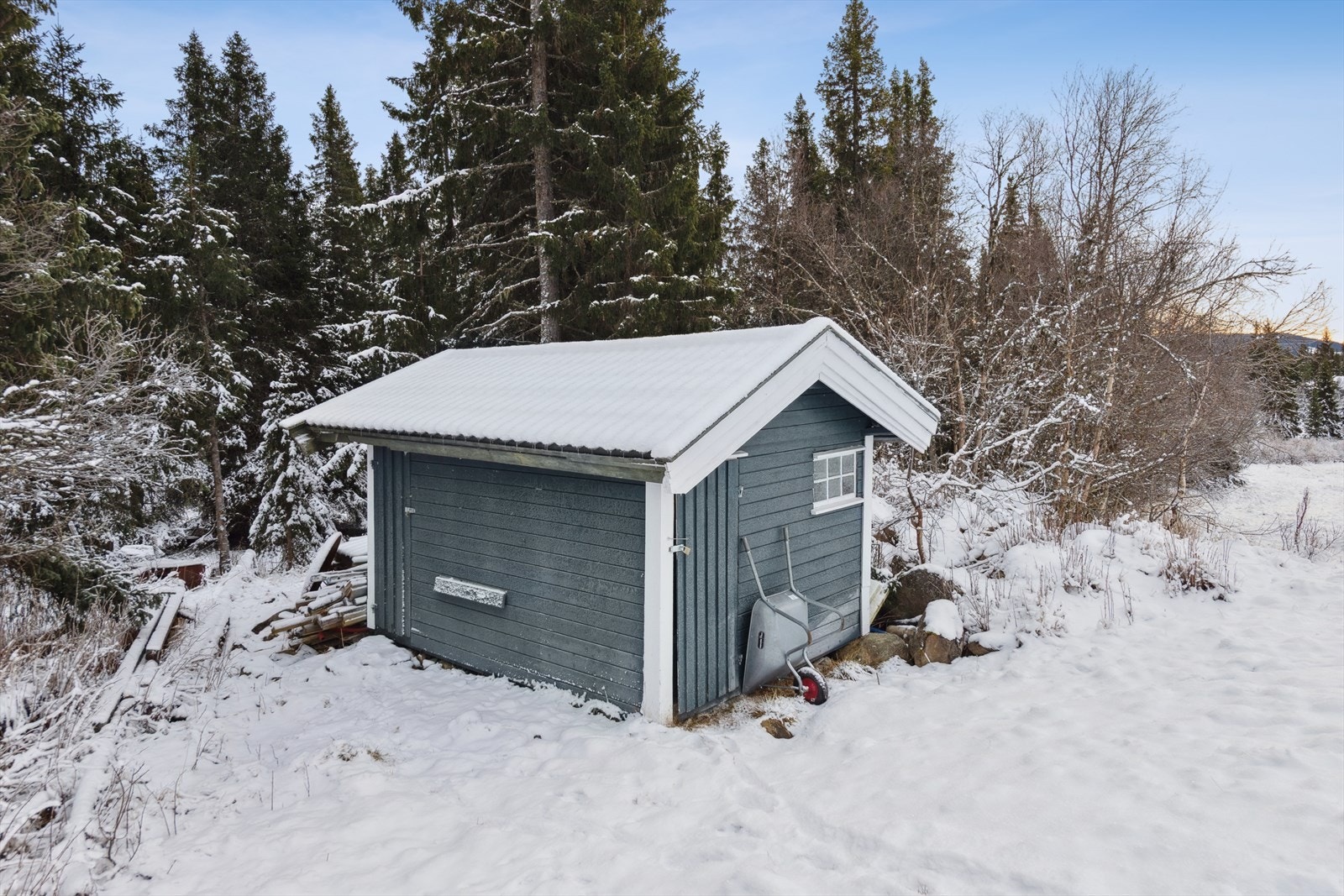 I tillegg har eiendommen et uthus på 14 kvm med to boder. Galleribilde
