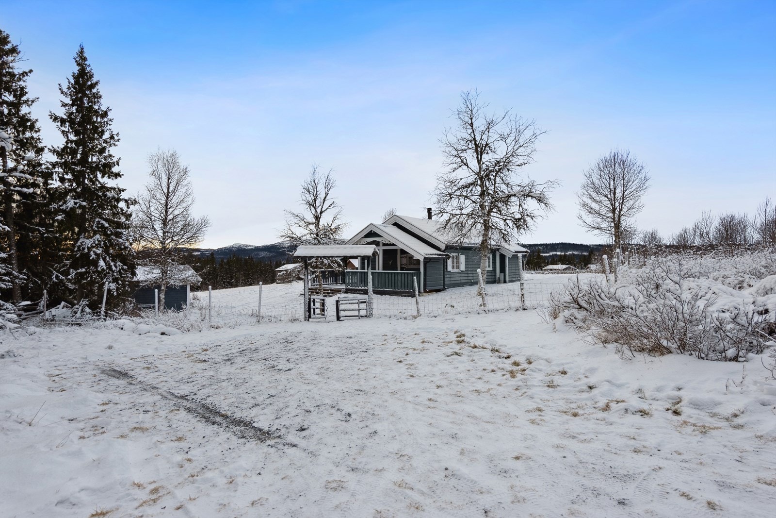 Privat veg gir adkomst til eiendommen, med parkering utenfor gjerdet. Galleribilde