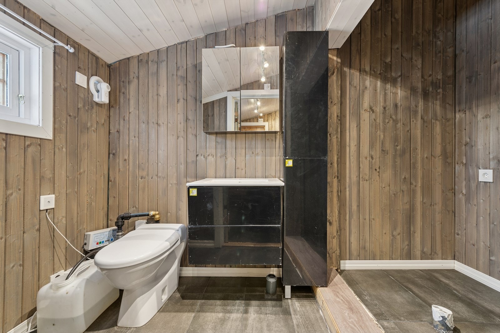 Rommet er innredet med baderomsinnredning, høyskap og Jets-toalett med elektrisk pumpe. Galleribilde