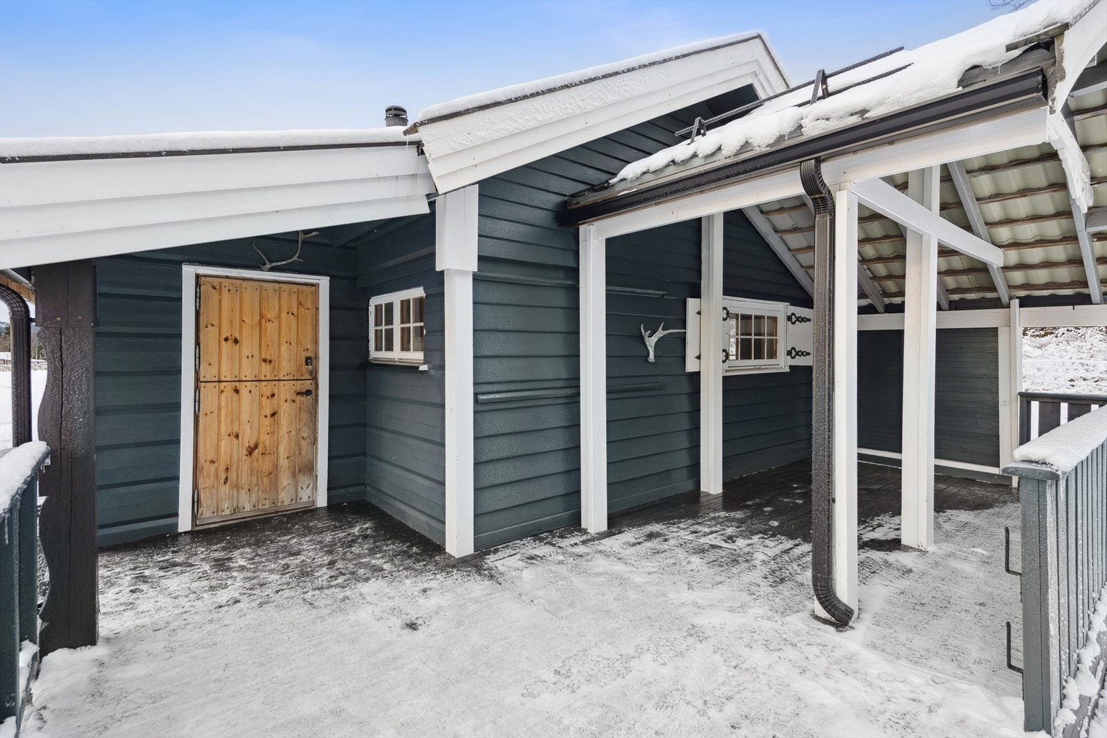 Overbygd veranda gir beskyttelse mot vær og vind. Galleribilde