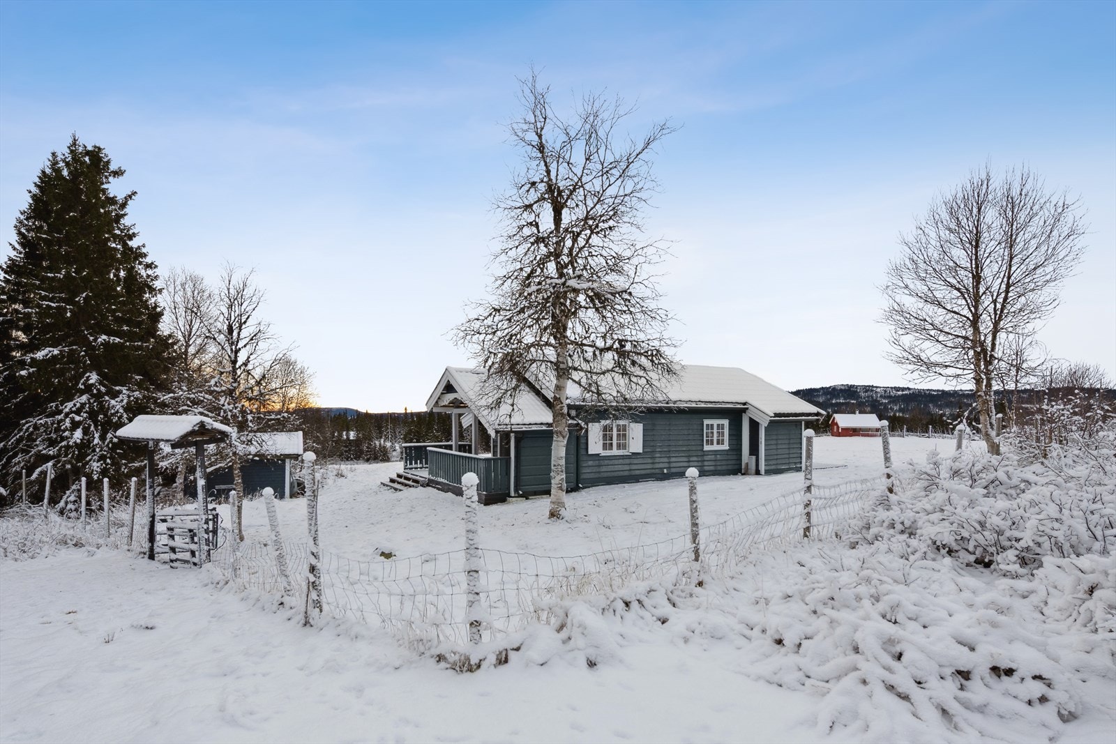 Eiendommen er inngjerdet mot utmark og ligger i et rolig seterdrifteområde. Galleribilde