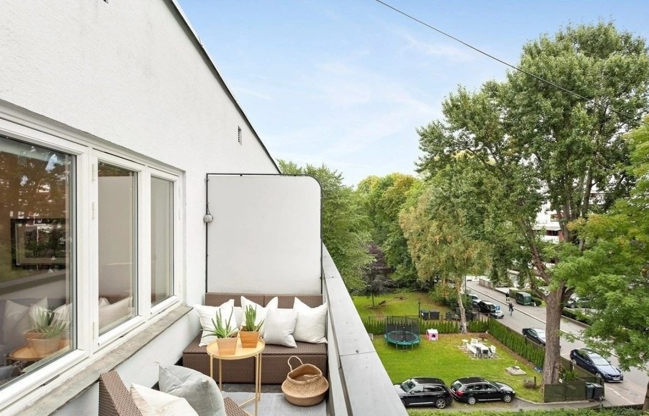 Romslig balkong som vender mot Oscars Gate 19. Galleribilde