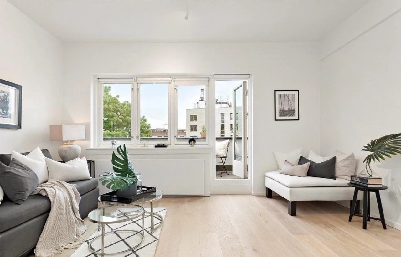 Lyst oppholdsrom med utgang til balkong. Galleribilde