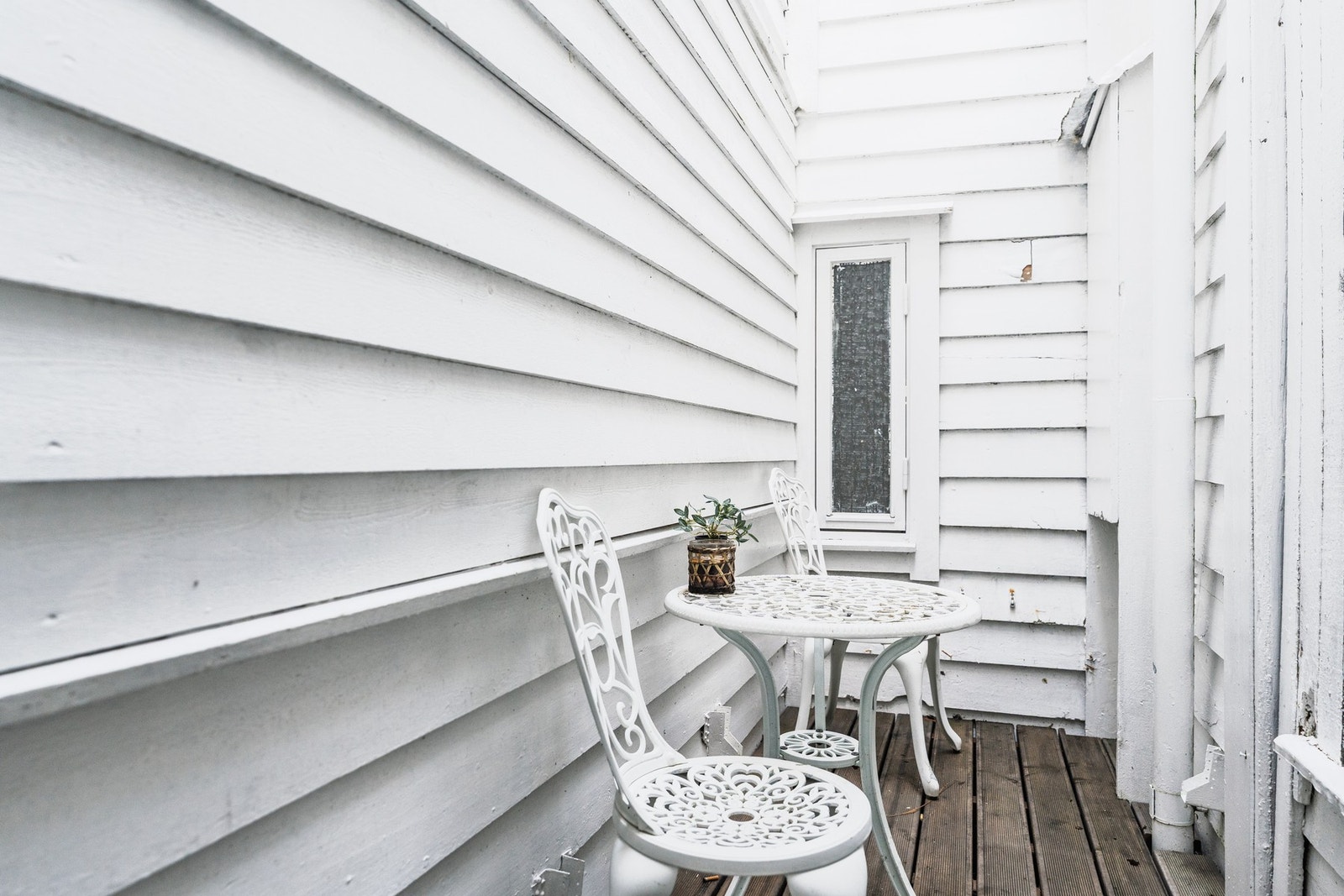 Utenfor kjøkkenet er det en koselig lysgård. Galleribilde