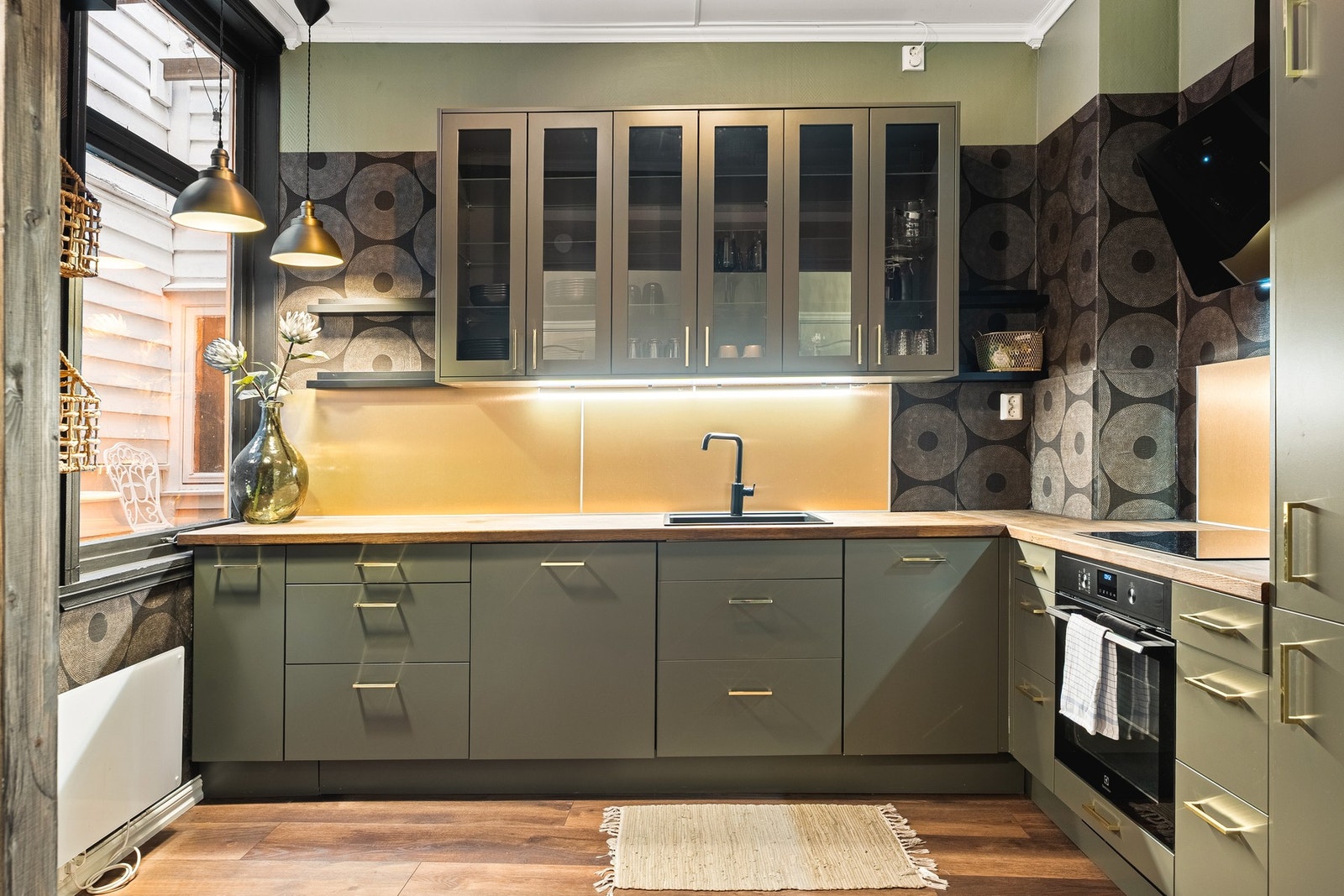 Praktisk utforming og god arbeidsflate gjør matlagingen enkel, og rommet ligger i nær tilknytning til stuen. Perfekt når man har gjester. Galleribilde