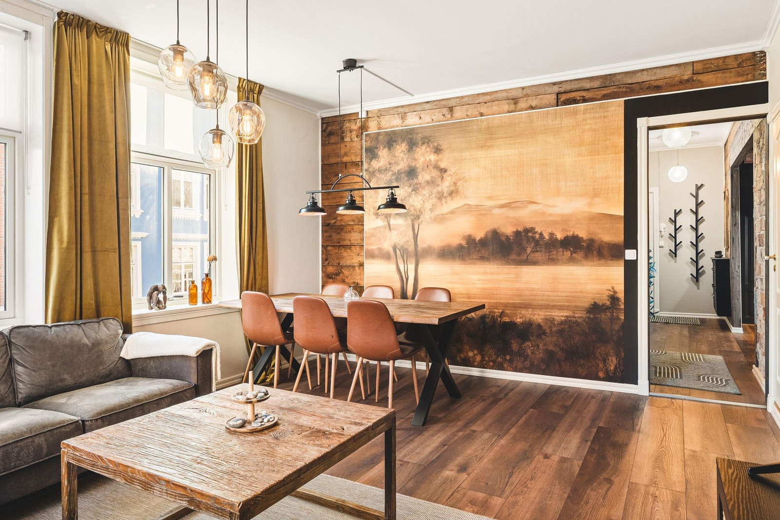 Stuen er lys, romslig og har en behagelig atmosfære med både malte flater og synlige tømmervegger. Galleribilde