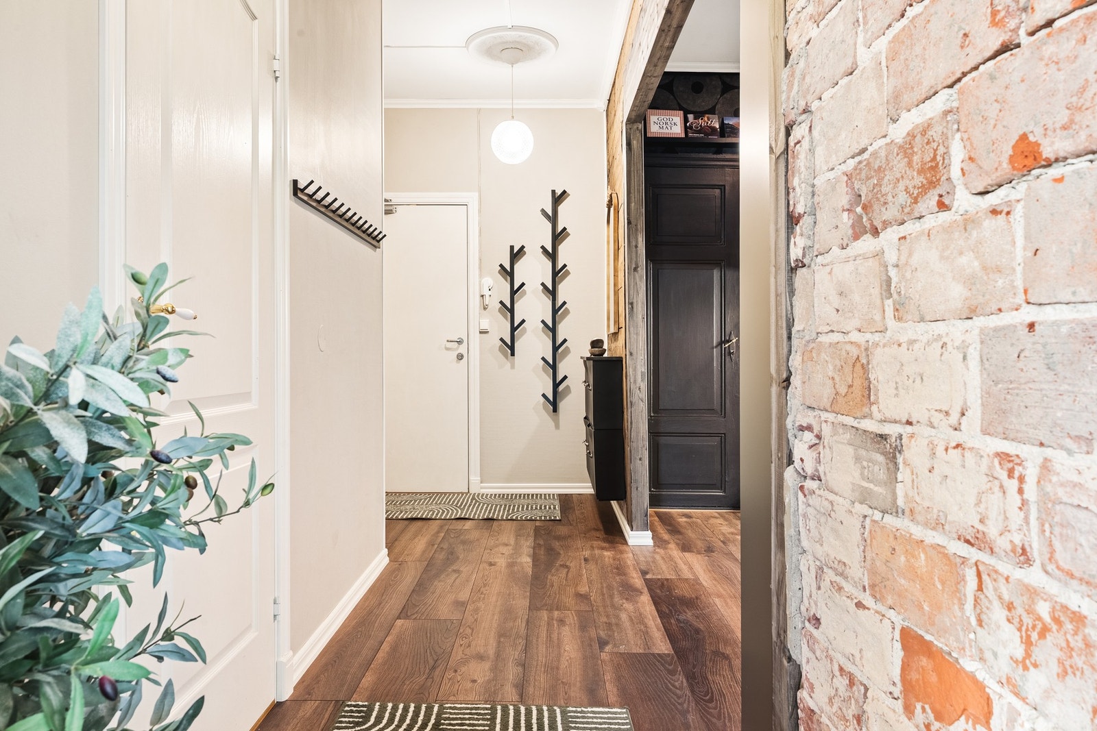 Den innbydende entréen ønsker deg velkommen inn i leiligheten og har god plass til oppbevaring av yttertøy og sko. Galleribilde