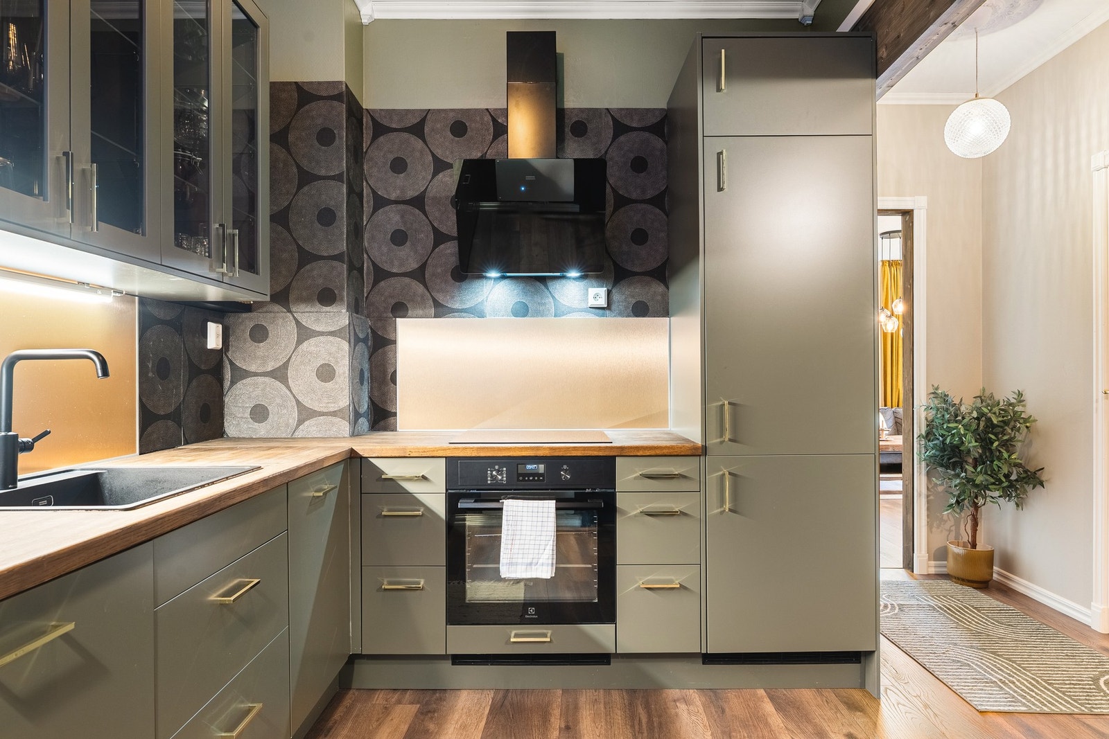 Kjøkkenet er velutstyrt med slette fronter, heltre benkeplate og integrerte hvitevarer som platetopp, stekeovn, oppvaskmaskin og kombiskap. Galleribilde