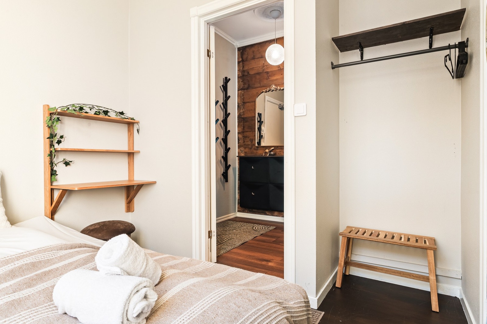 Begge rommene har god plass til seng og nødvendig møblement. Galleribilde