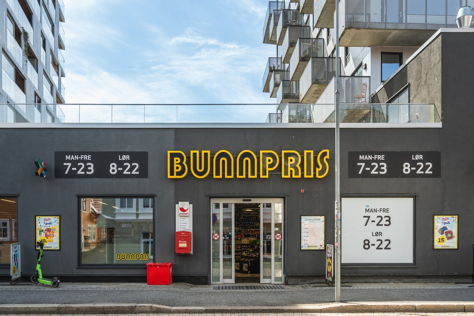 Både Bunnpris, Kiwi og Rema 1000 ligger kort avstand fra leiligheten. Galleribilde