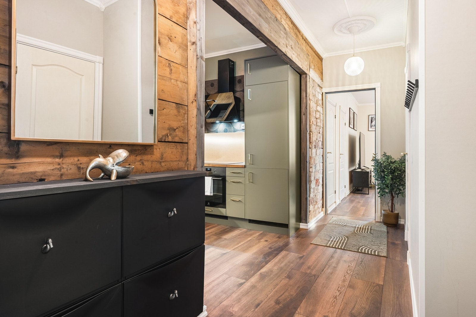 Her starter du i et praktisk og oversiktlig rom som gir en fin introduksjon til resten av Leiligheten. Galleribilde