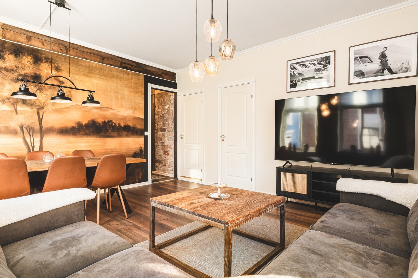 Her er det rikelig med plass til både sofagruppe, spisebord og det du måtte ønske av møblering. Galleribilde