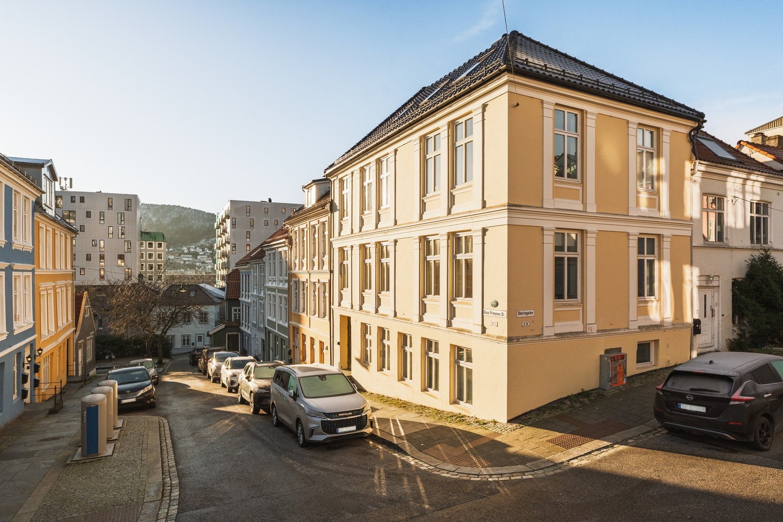 Lys og oppgradert 4- roms leilighet med god takhøyde og klassiske detaljer. Galleribilde