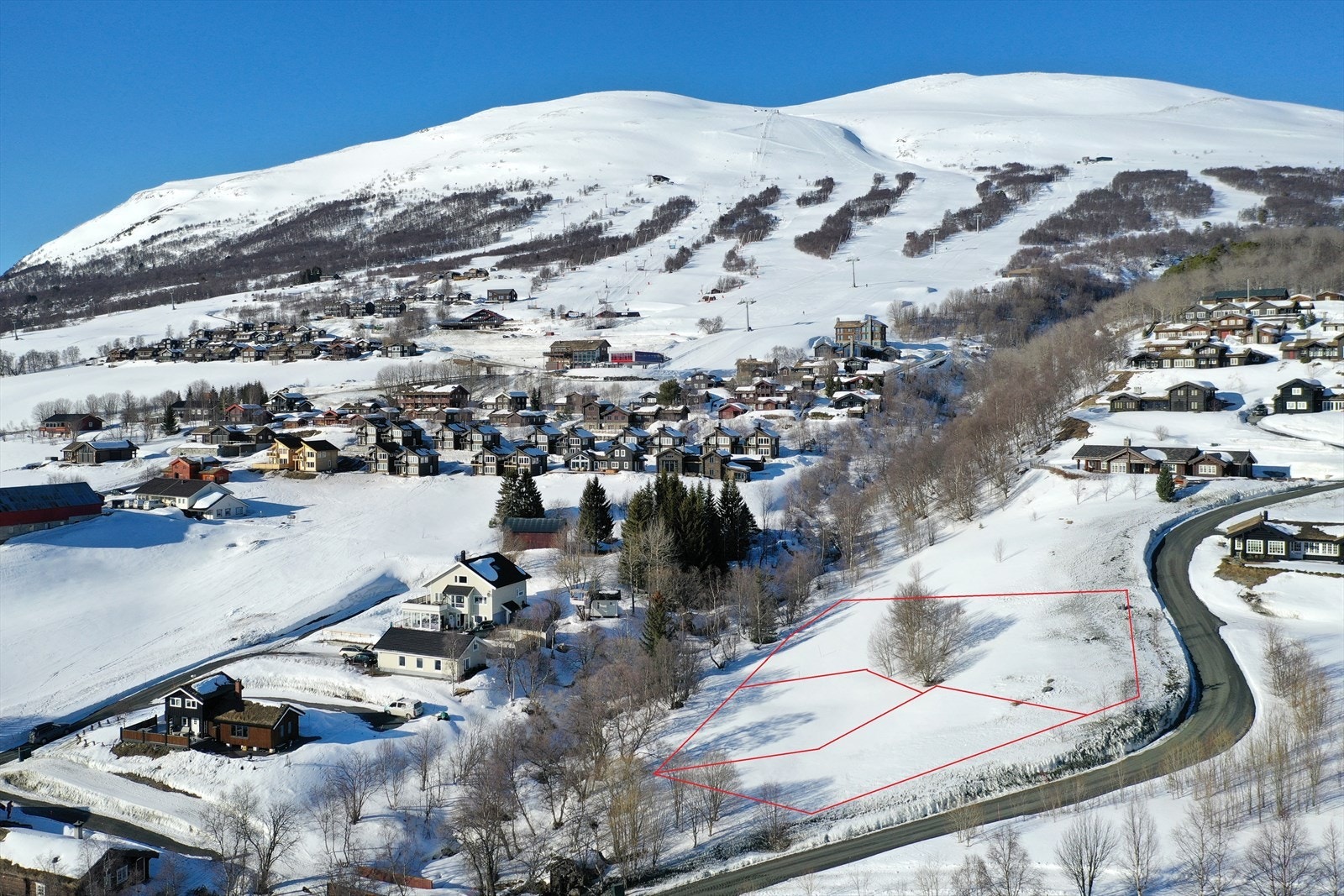 Velkommen til Stenan 1A, B og C og disse herlige fritidstomene. Bildet er bare en illustrasjon og tomtegrensene er ikke helt nøyaktige. Galleribilde
