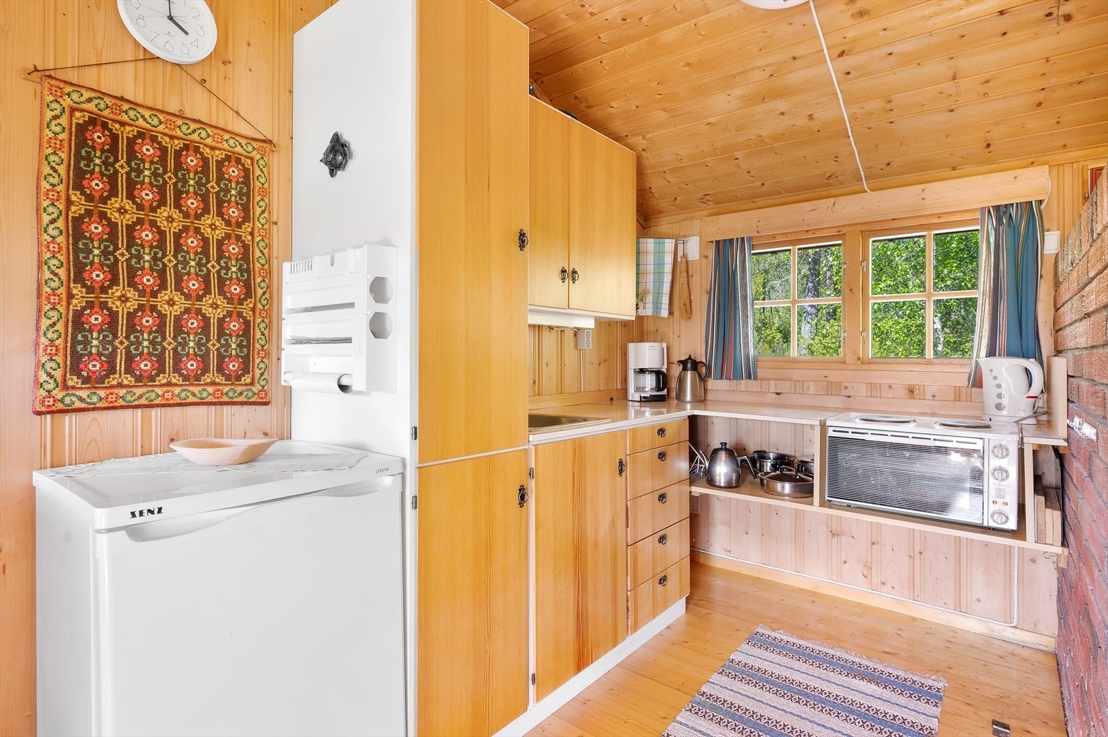 Kjøkkeninnredning med fronter av tre. Hybelkomfyr med 2 plater og kjøleskap Galleribilde