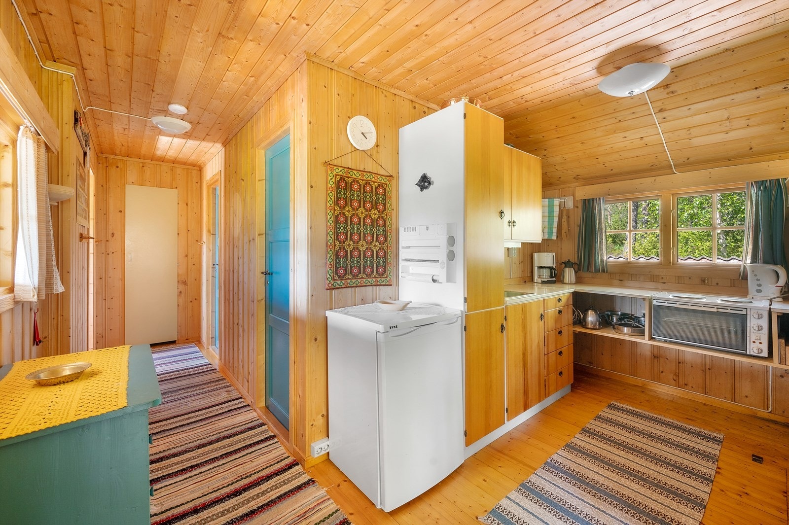 Kjøkkeninnredning med fronter av tre. Hybelkomfyr med 2 plater og kjøleskap Galleribilde