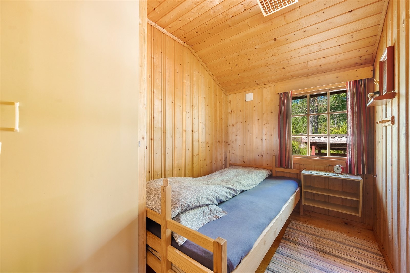 Soverom 1: Dobbeltseng og plassbygd skap Galleribilde