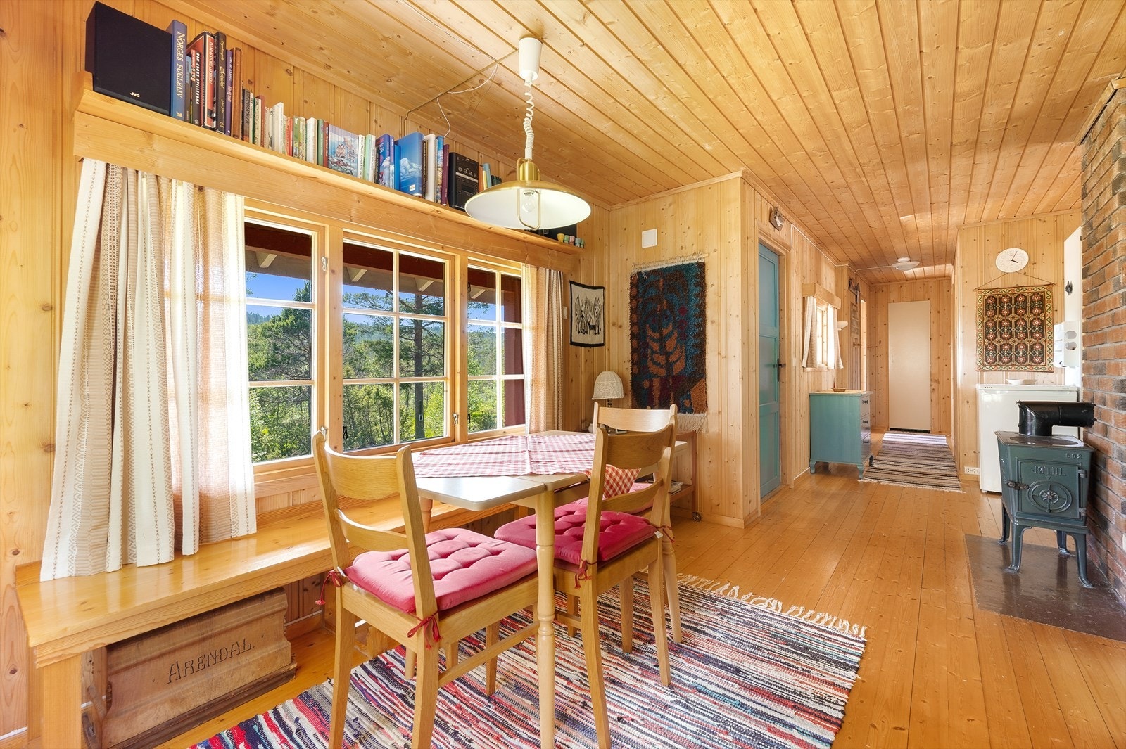 Spiseplass med fast benk Galleribilde