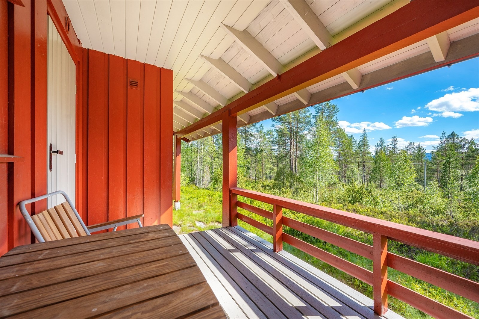 Overbygd veranda med utgang fra stue/kjøkken Galleribilde