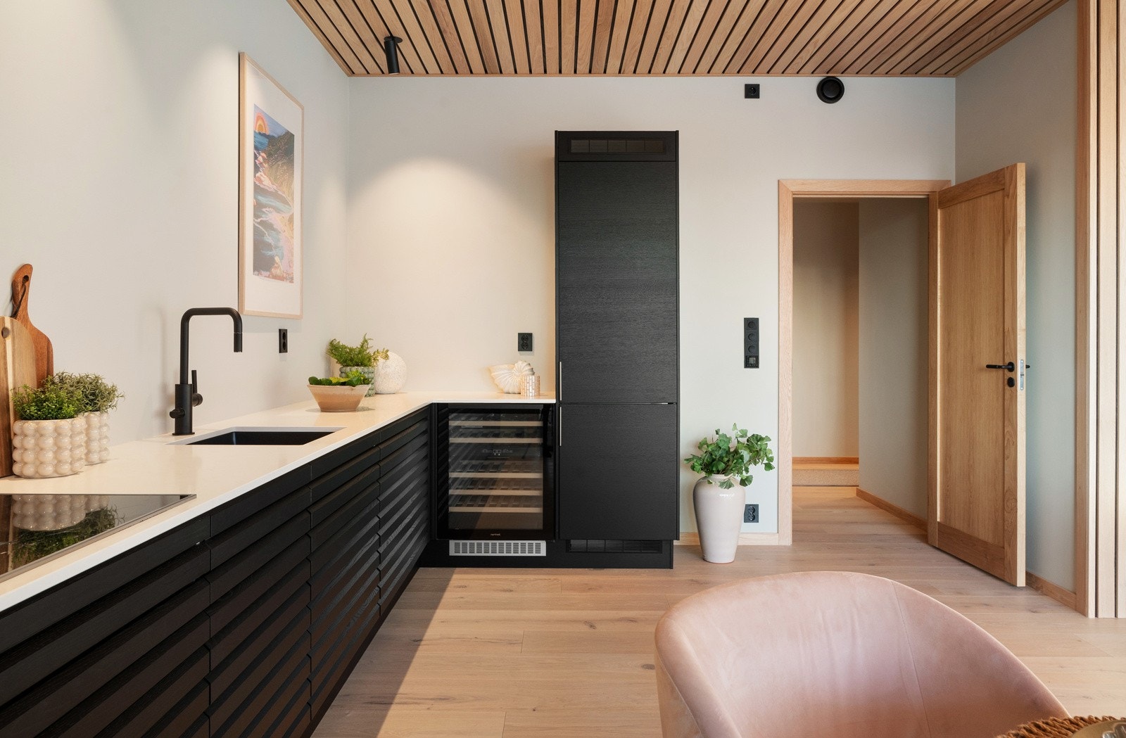 Hvitevarene er integrert og er av høy kvalitet - stekeovn, platetopp, oppvaskmaskin og kjøl/frys fra Miele Galleribilde