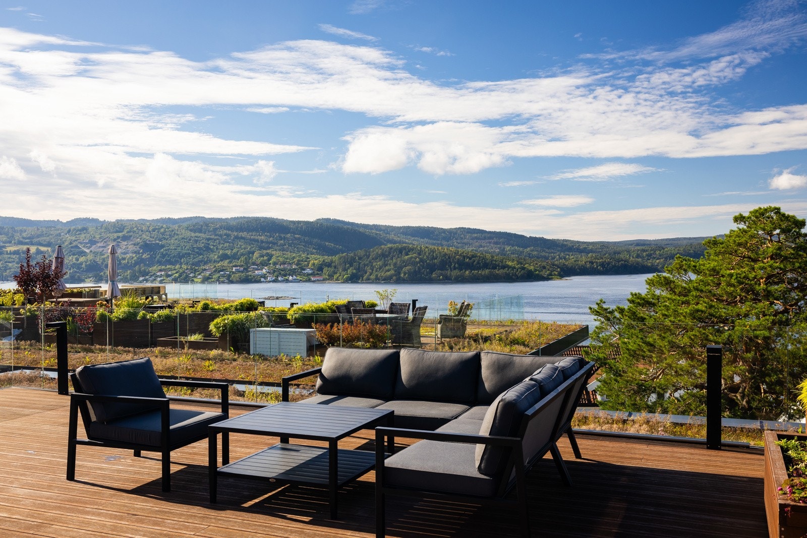 Her er det sol hele dagen og fantastisk utsikt mot fjorden. Galleribilde