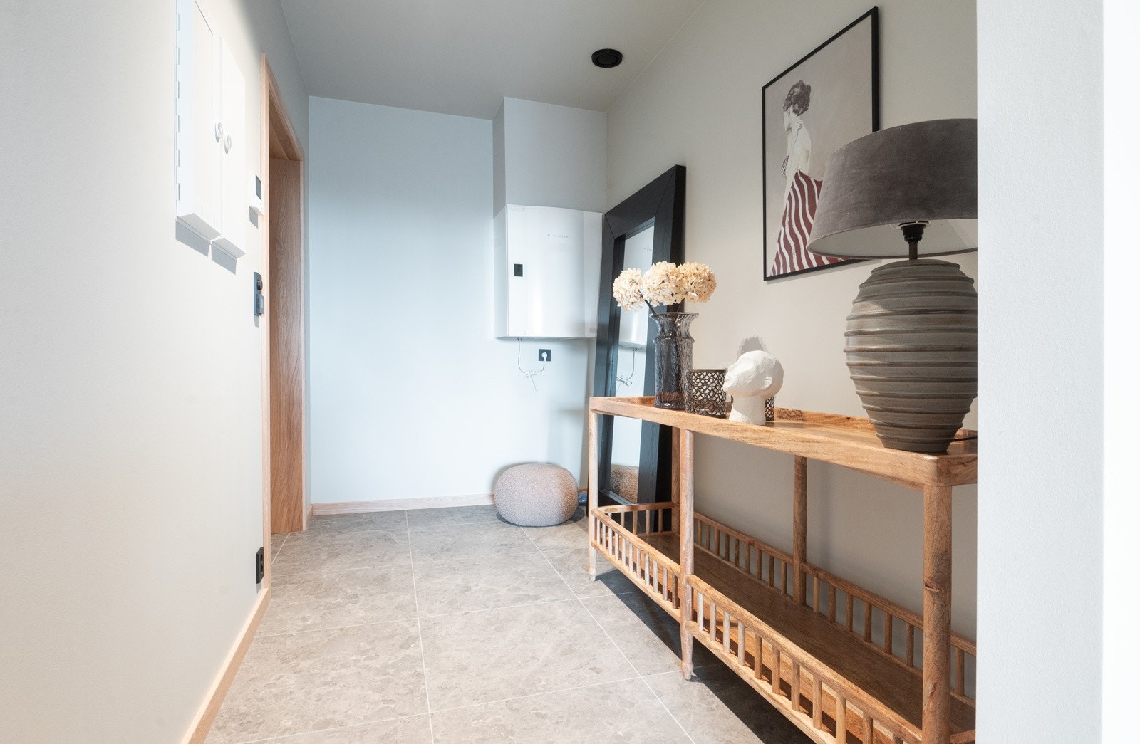 En innbydende entré ønsker deg velkommen inn i leiligheten. Entréen har vannbåren varme i gulvet, og det er lagt tilsvarende flis som fra oppgangen. Galleribilde