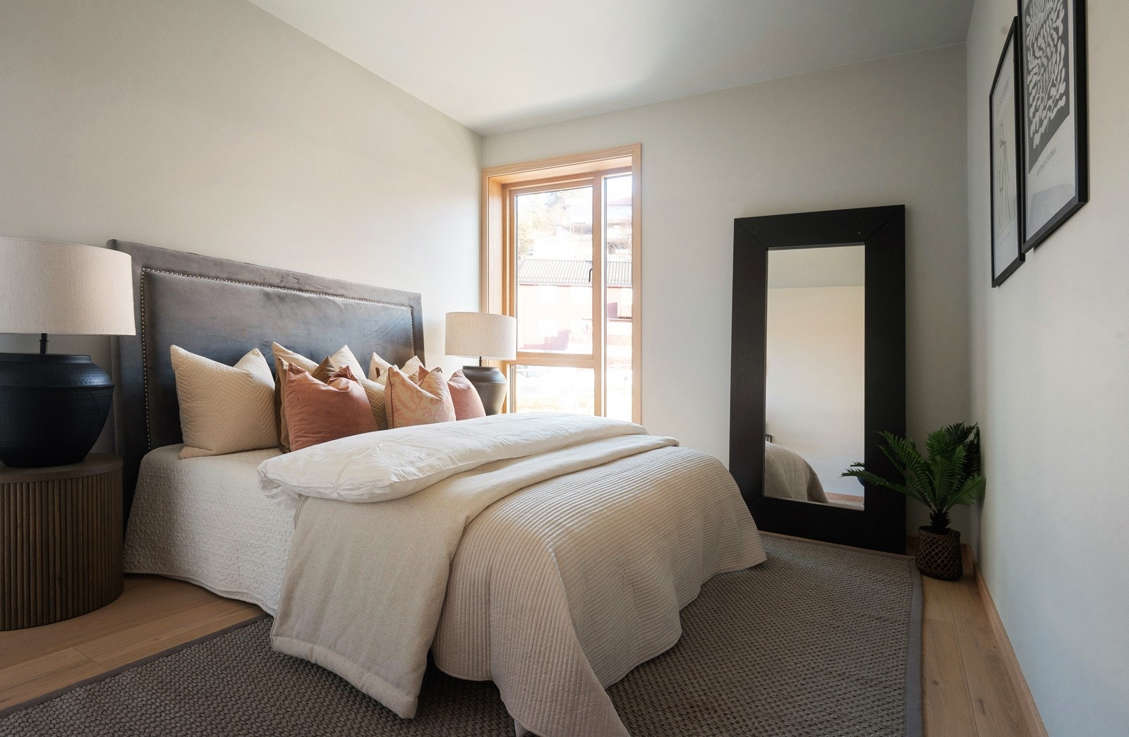 Rommene har enstavs eikeparkett, vannbåren gulvvarme og lysmalte vegger som standard. Galleribilde