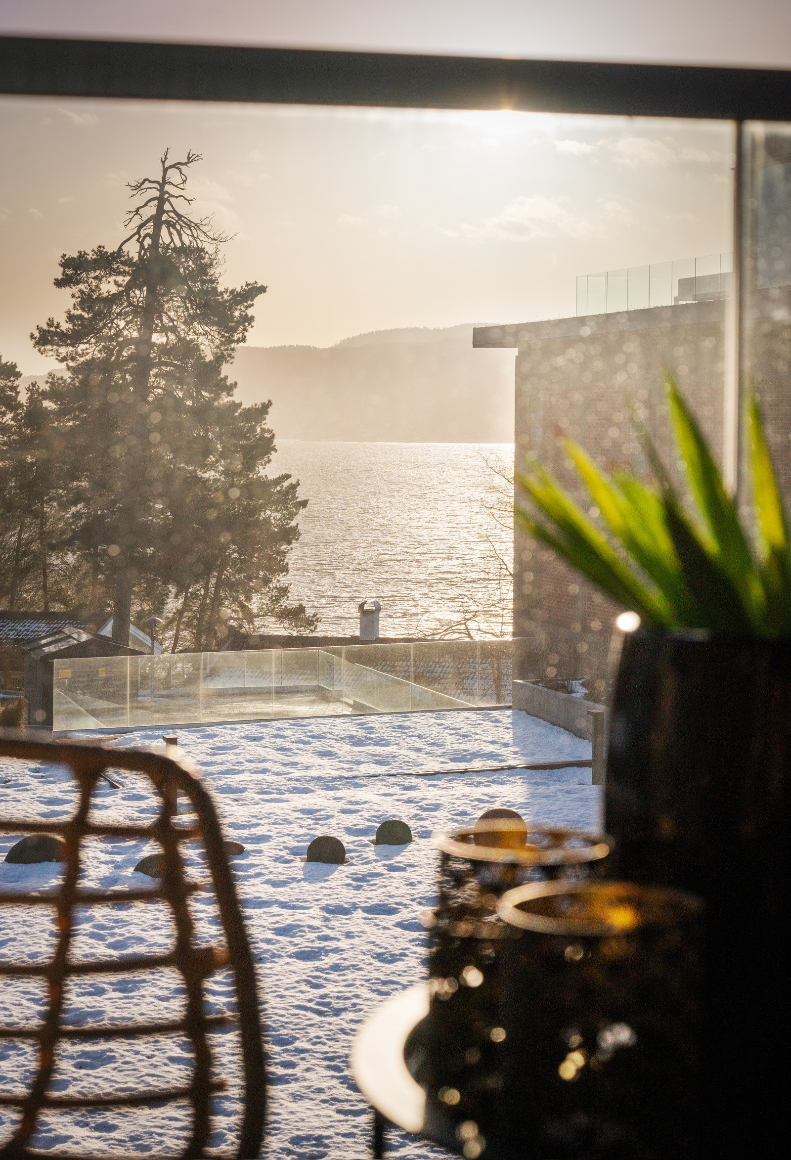 Fra leiligheten er det utsikt til fjorden - en utsikt som kan nytes både inne og ute. Galleribilde