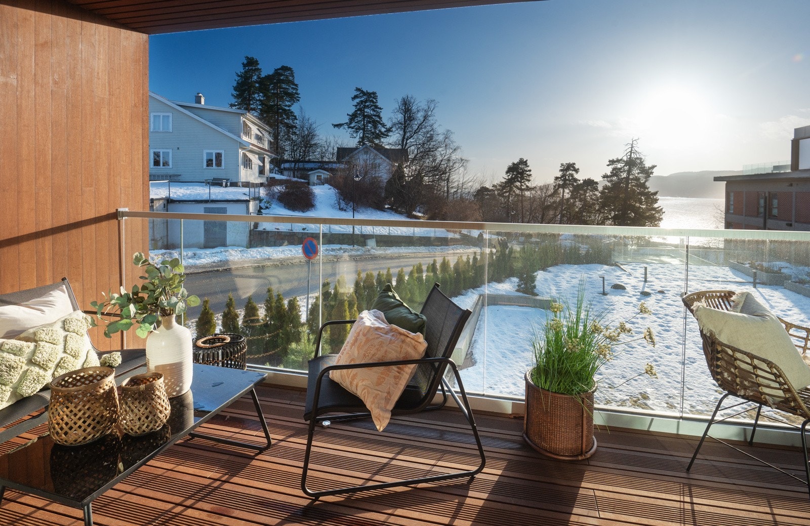 Fra balkongen er det utsikt mot fjorden. Galleribilde