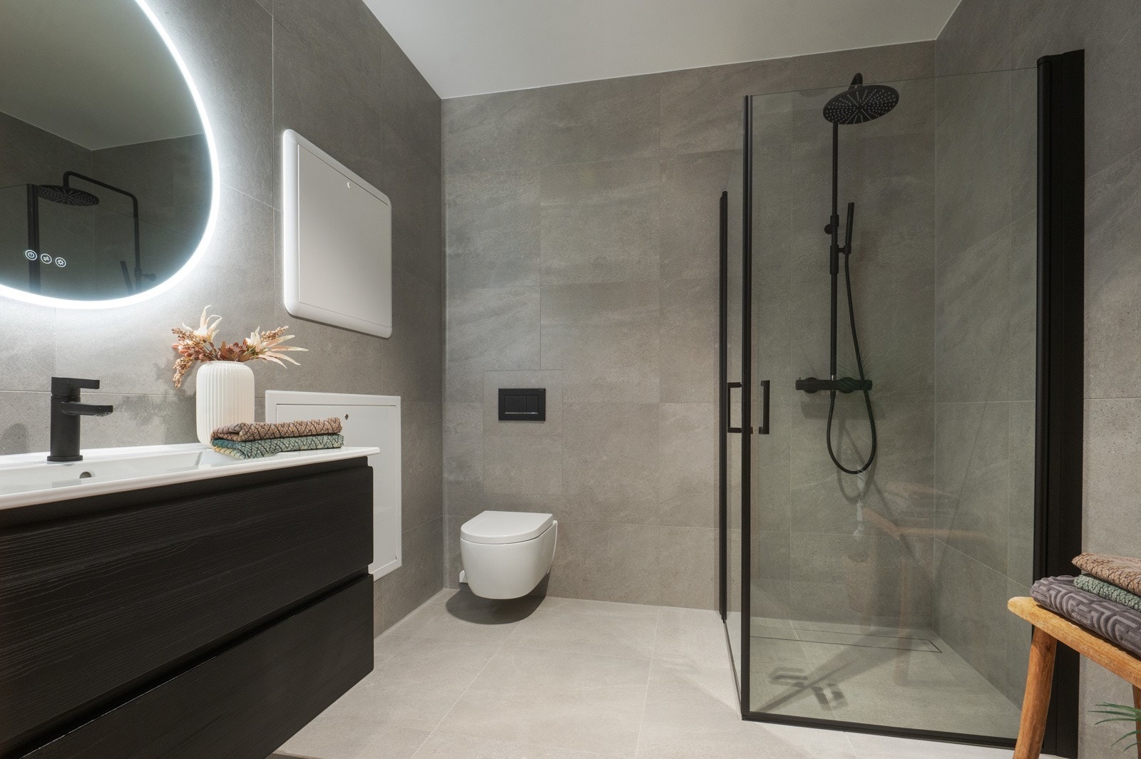 Badet er innredet med sorte detaljer og har blant annet Vikingbads Ada. Det er dusjhjørne med regnfallsdusj, hånddusj og innfellbare glassdører levert av glassmester. Galleribilde