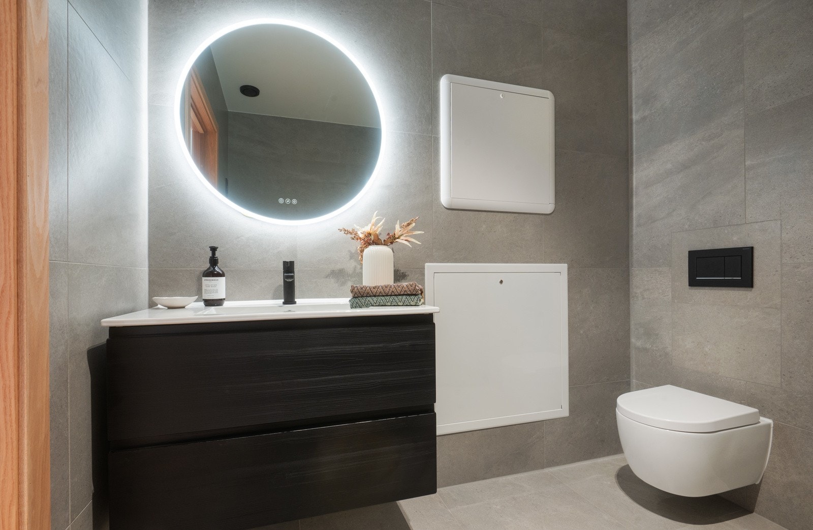 Over innredningen er det levert speil med integrert belysning som er montert over servanten, og badet har vegghengt toalett. Galleribilde