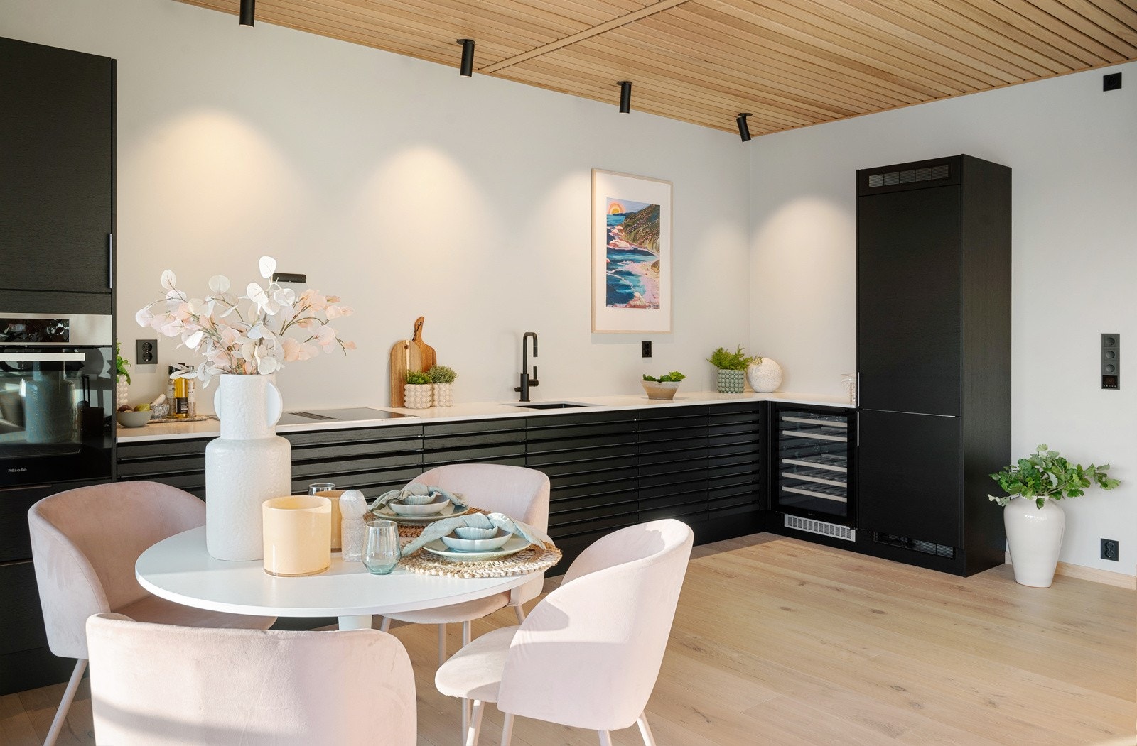 Denne modellen har mørke fronter i fargen Lakriz. Galleribilde