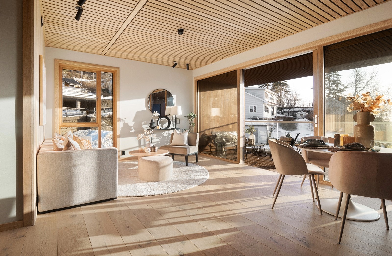 Boligen har moderne arkitektur med store utsiktsvinduer, eikespiler i tak, god belysning, enstavs eikeparkett fra Hakwood og vannbåren varme i alle gulv. Galleribilde