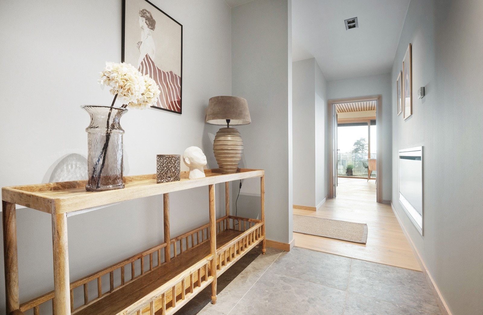 Det er plass for garderobeinnredning langs entreen. Galleribilde