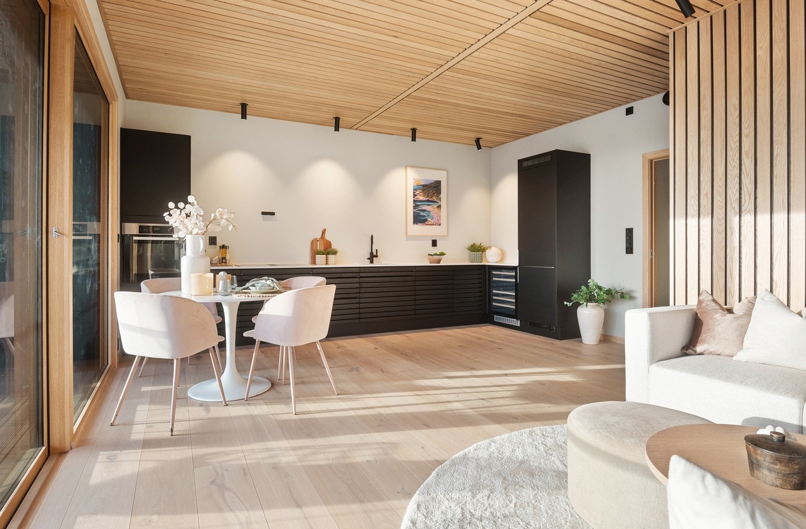 Parketten er en enstavs eikeparkett fra Hakwood i 24 cm bredde som har blitt hellimt. Dvs bevegelsene skal være mindre uavhengig av årstid. Galleribilde