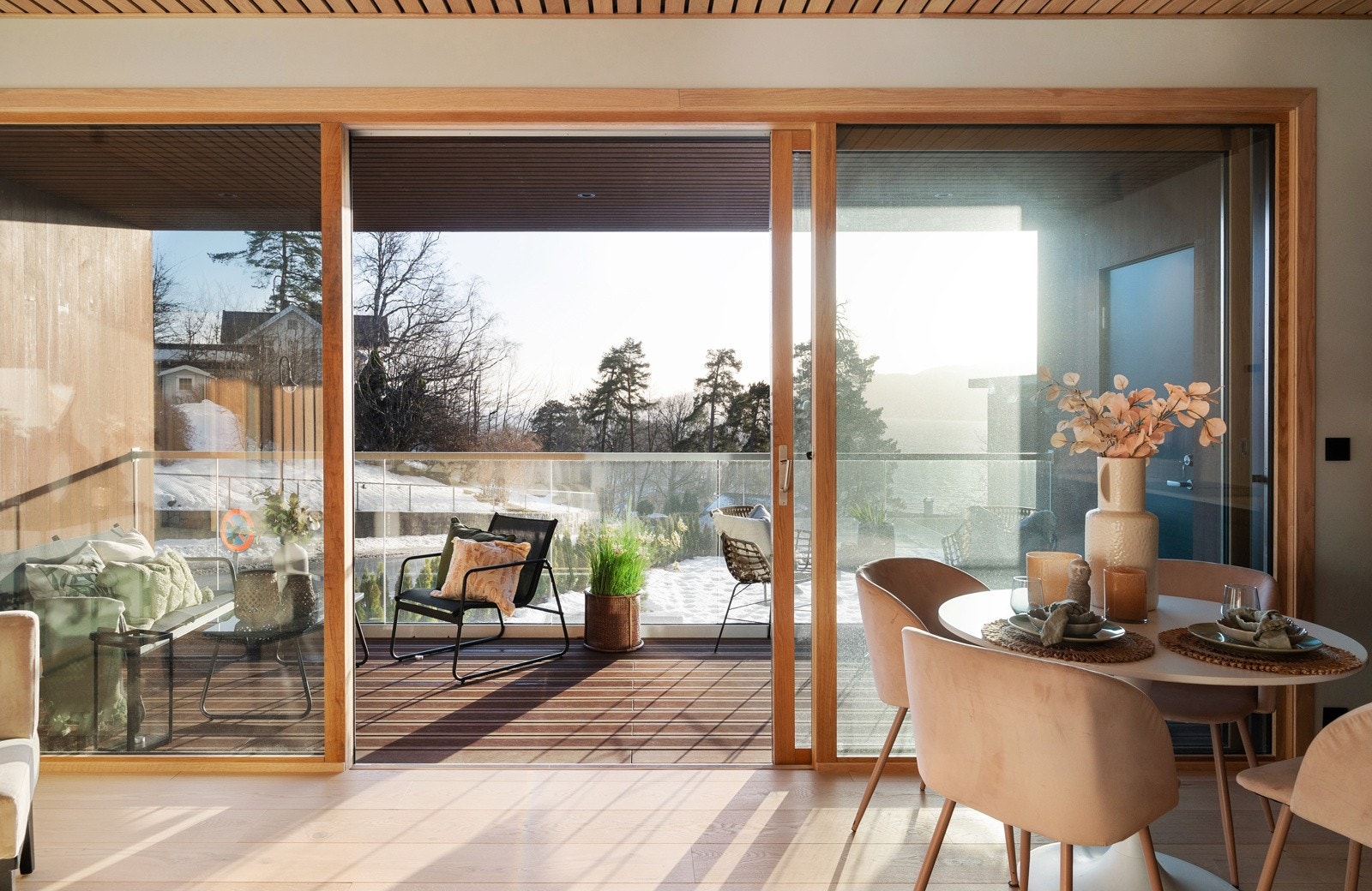 Leiligheten har en lekker skyvedører i glass fra stue/kjøkken som bl.a. åpner opp og gir større oppholdsrom sommerstid. Galleribilde