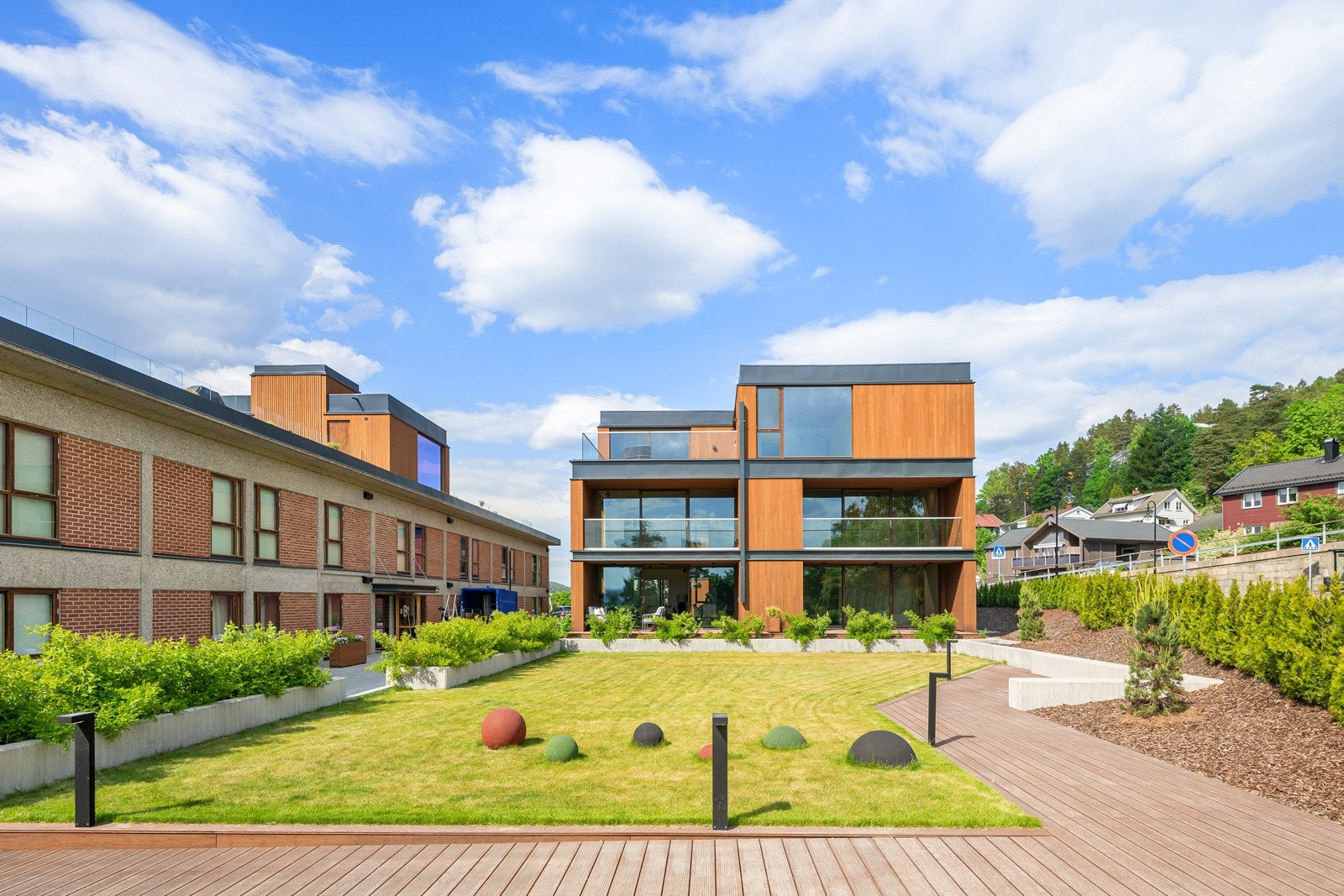 Foran bygningen er det et felles plenareal. Galleribilde