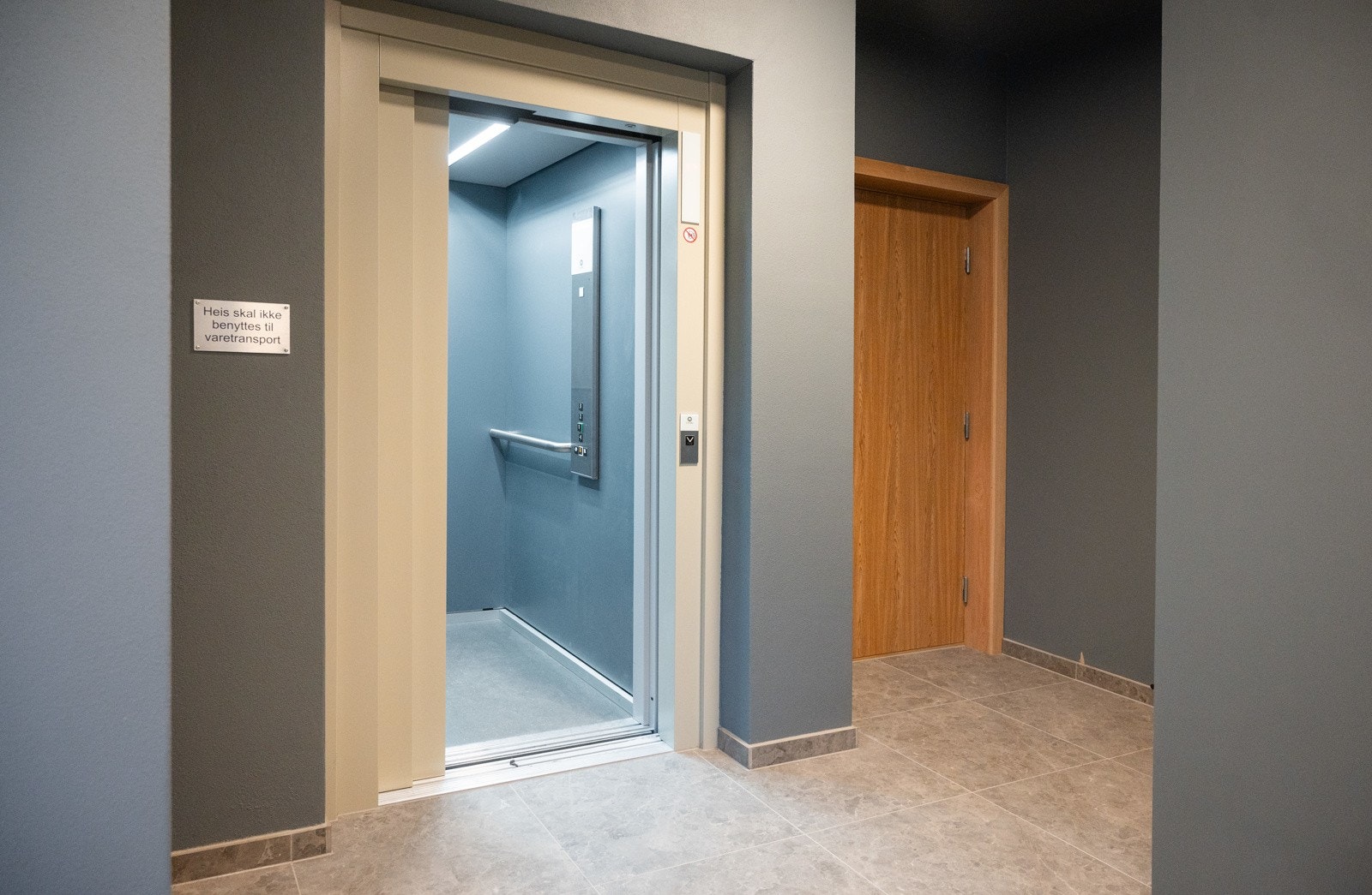 Bygningen har felles oppgang. Gulvene i oppgangen har store, pene fliser fra Modena. Galleribilde