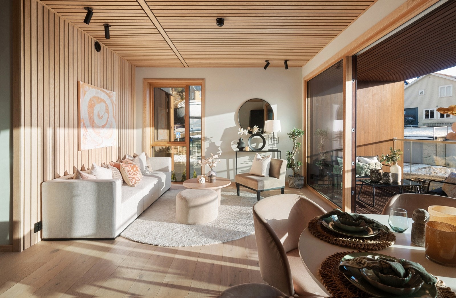 Med stue/spisestue og kjøkken i åpen løsning har man et sosialt allrom, med utgang til balkong. Galleribilde