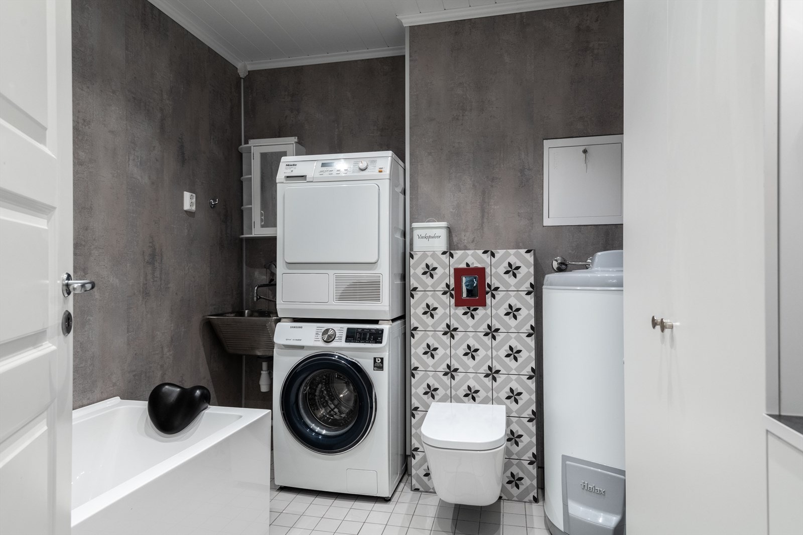 Vaskerom med badekar og WC Galleribilde