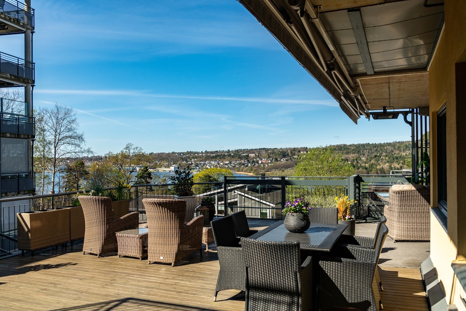 Terrasse med plass til flere sittegrupper Galleribilde